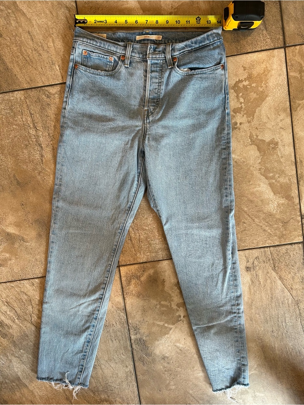Levi's Wedgie Icon Fit Tango Talks High Waisted Light Wash Frayed Hem Size 27